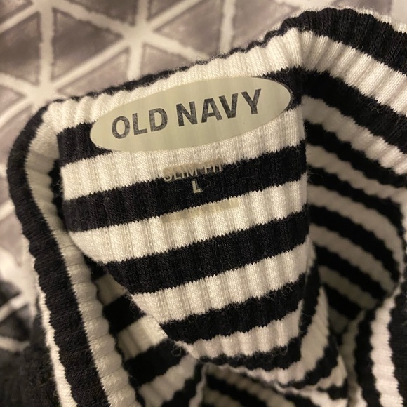 Black and white old navy slim fit tank top - Picture 2 of 3